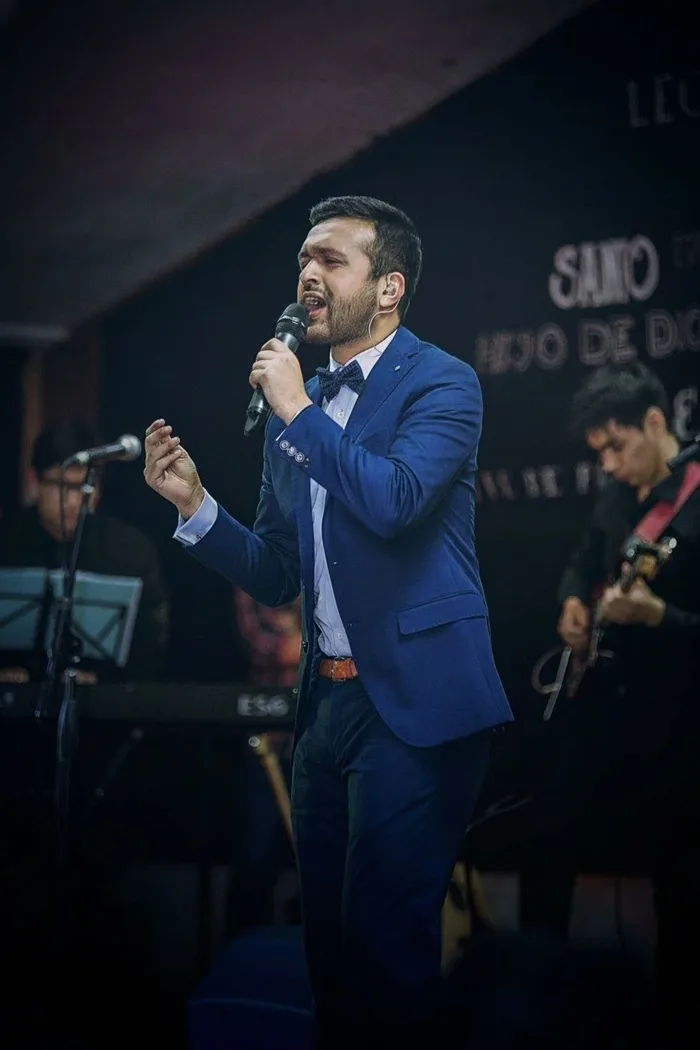 Miguel Asenjo cantando en vivo durante el lanzamiento de su primer disco 2016
